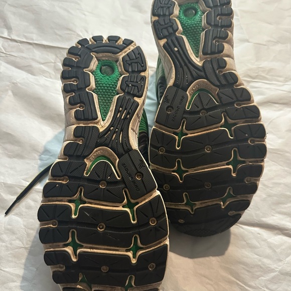 Brooks Dynamic Gray and Green Sneakers - Picture 14 of 14